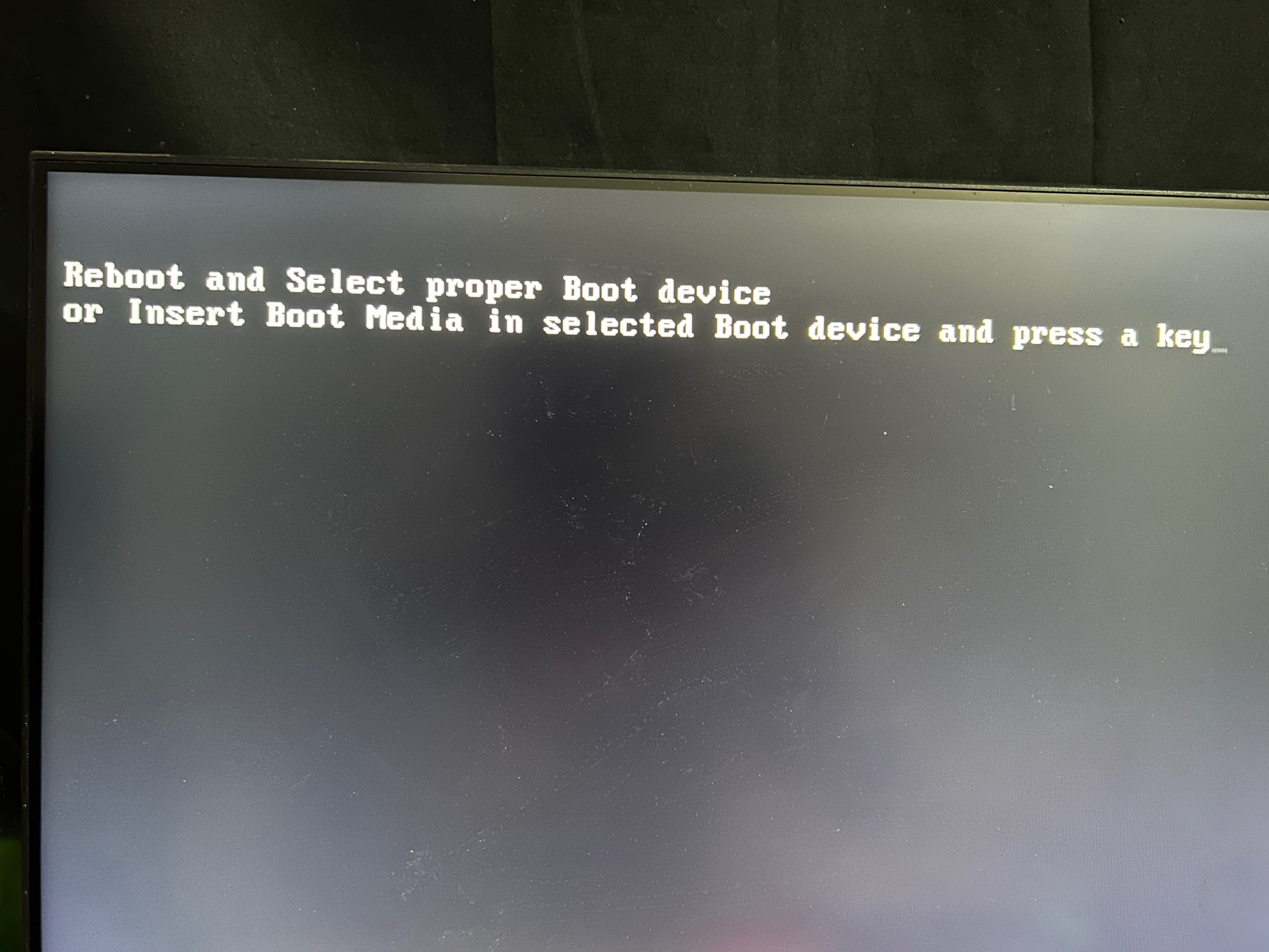 u盘重装Win11之后过一两天就出现Reboot什么的 Boot里面两个硬盘都能识别出来 - Microsoft Q&A