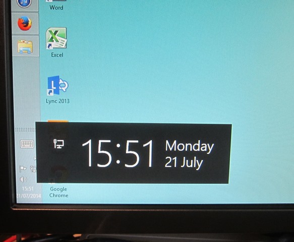 Is it possible to display a large clock on the Desktop permanently ...