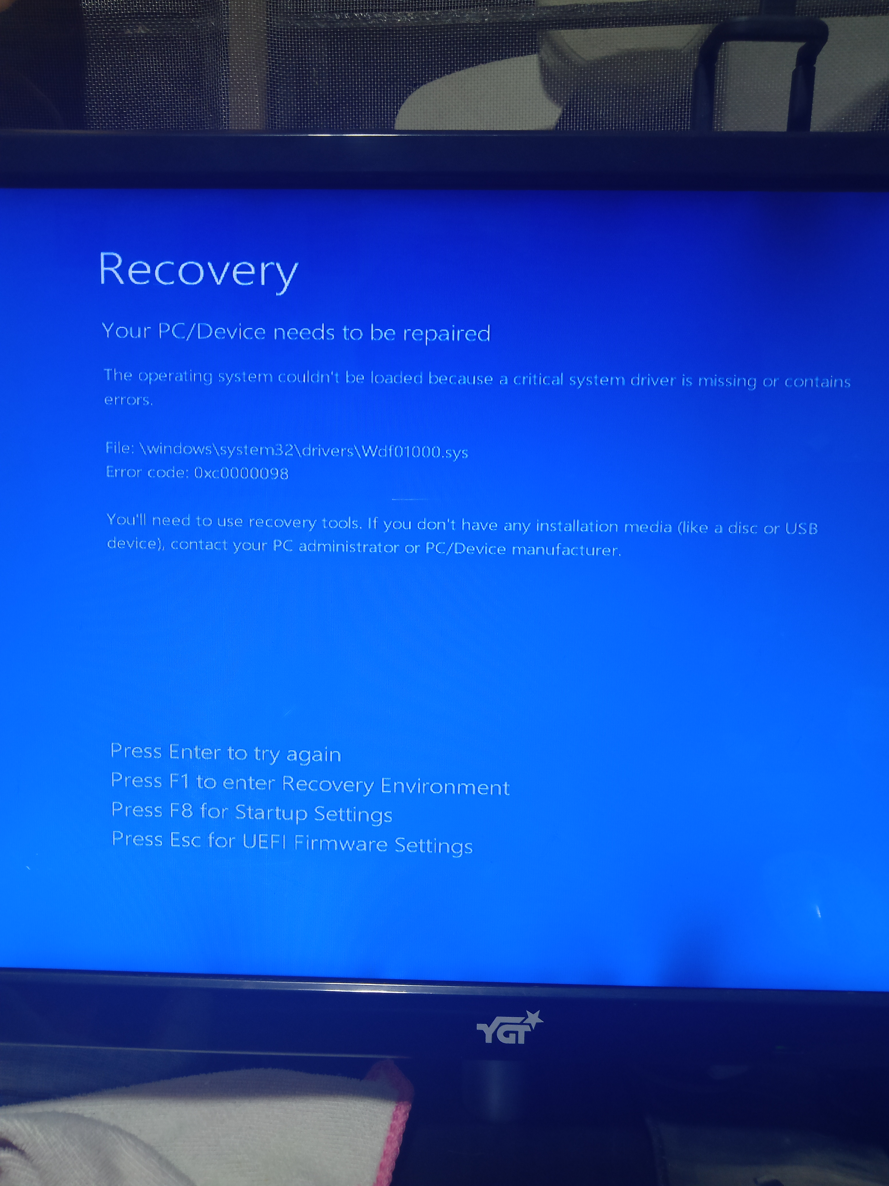 Can't start Windows 10 and stuck at BSoD. I can't also go to safe mode ...