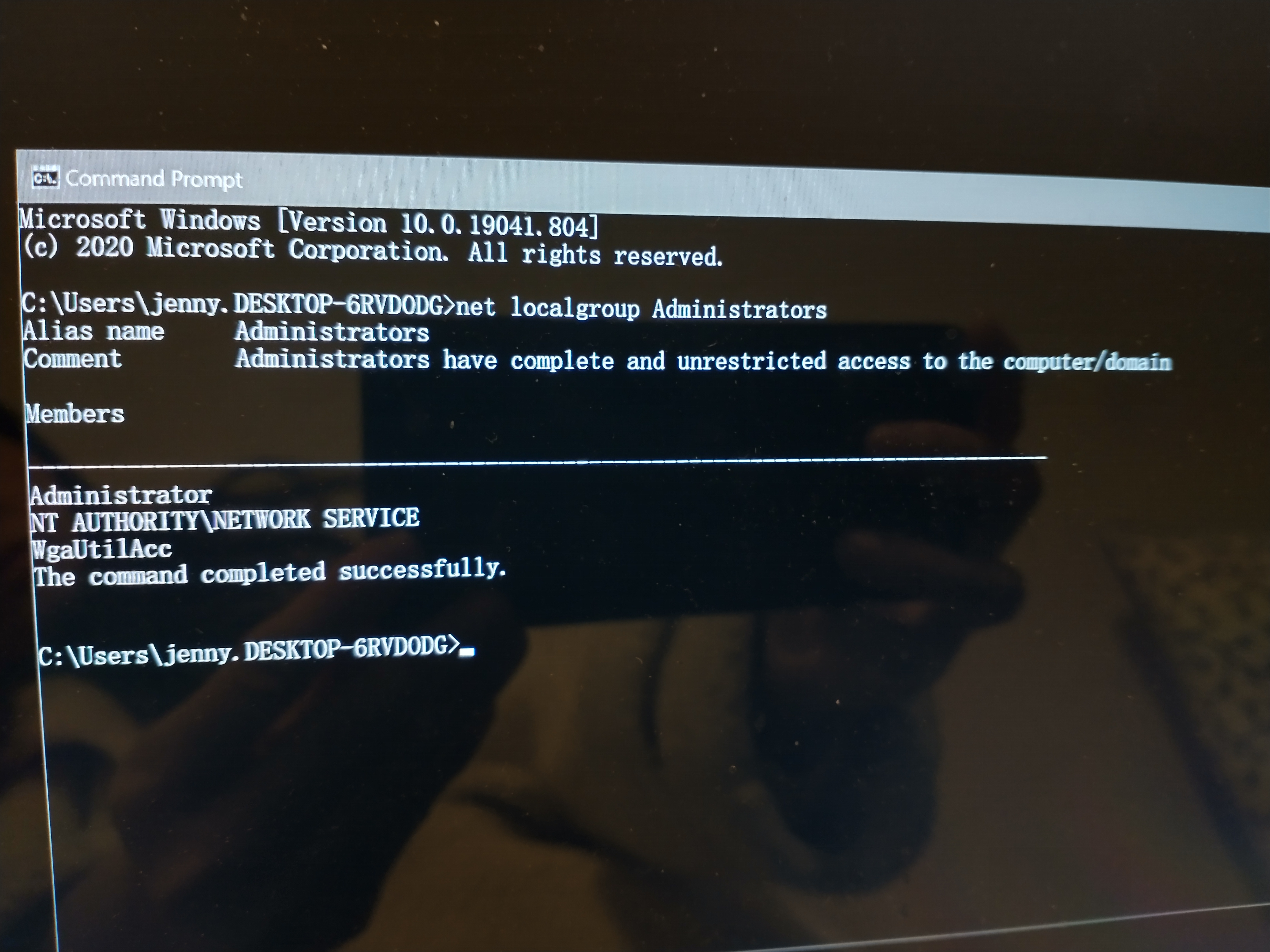 选择安全的管理员用户名与强密码策略