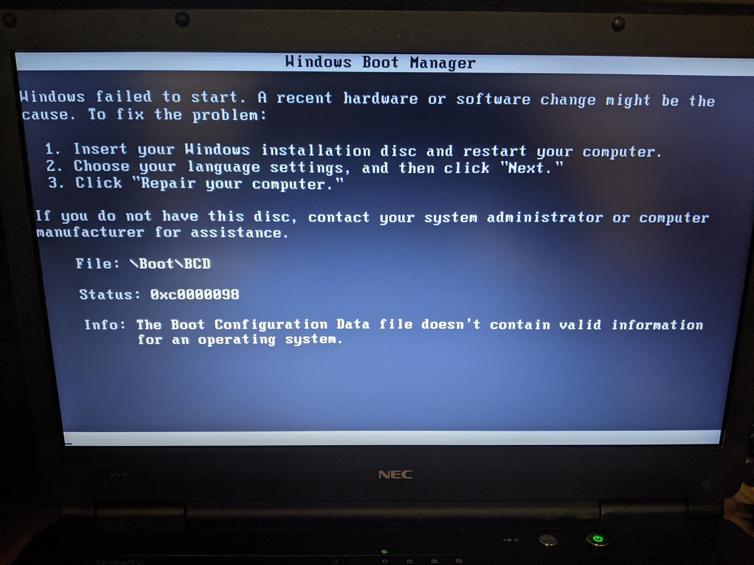 Windows10, ロゴ＋くるくる後, そのまま（SSDにアクセスなく、暗い画面