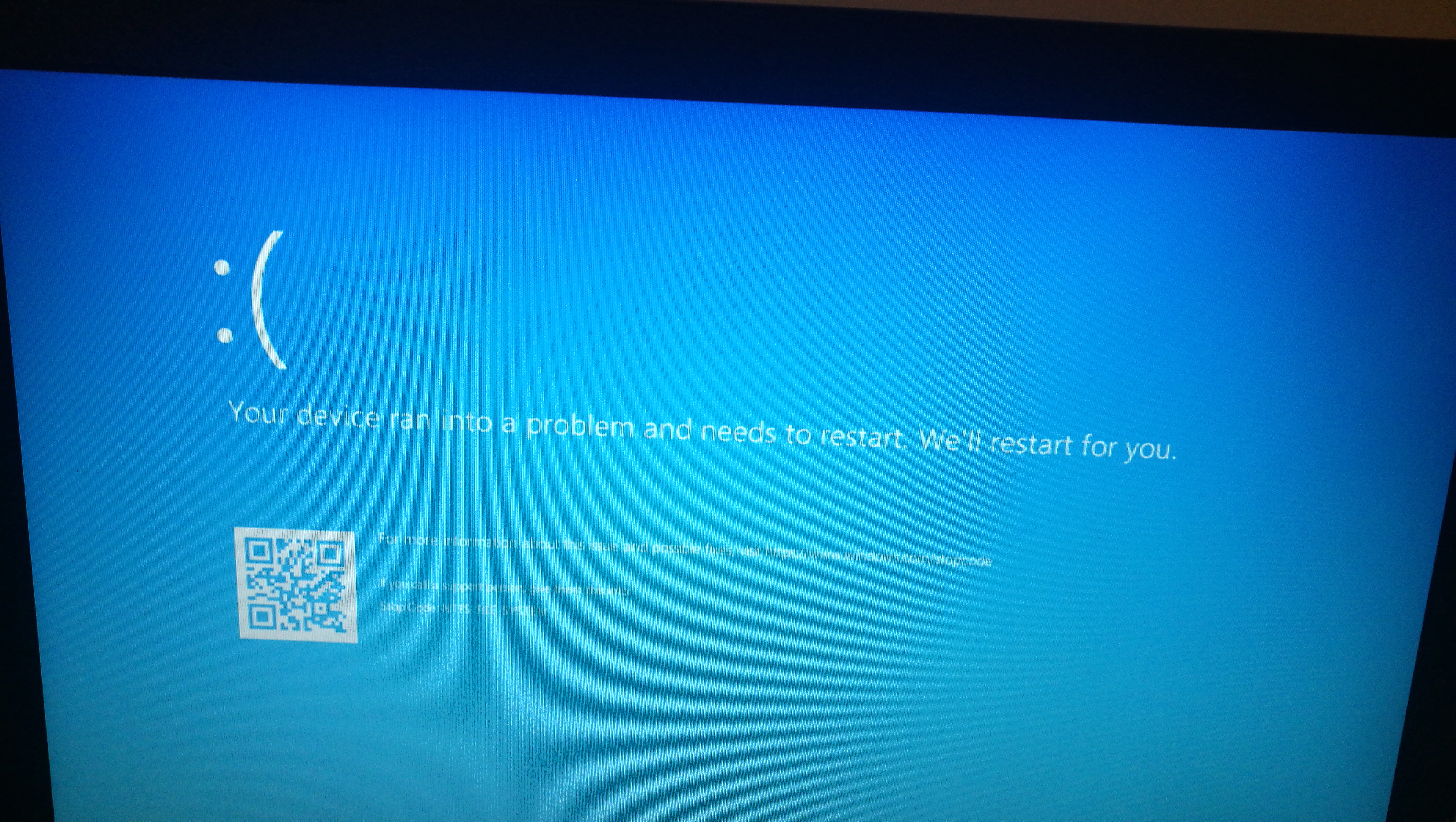 YOUR DEVICE RAN INTO A PROBLEM AND NEEDS TO RESTART. We´ll restart for ...