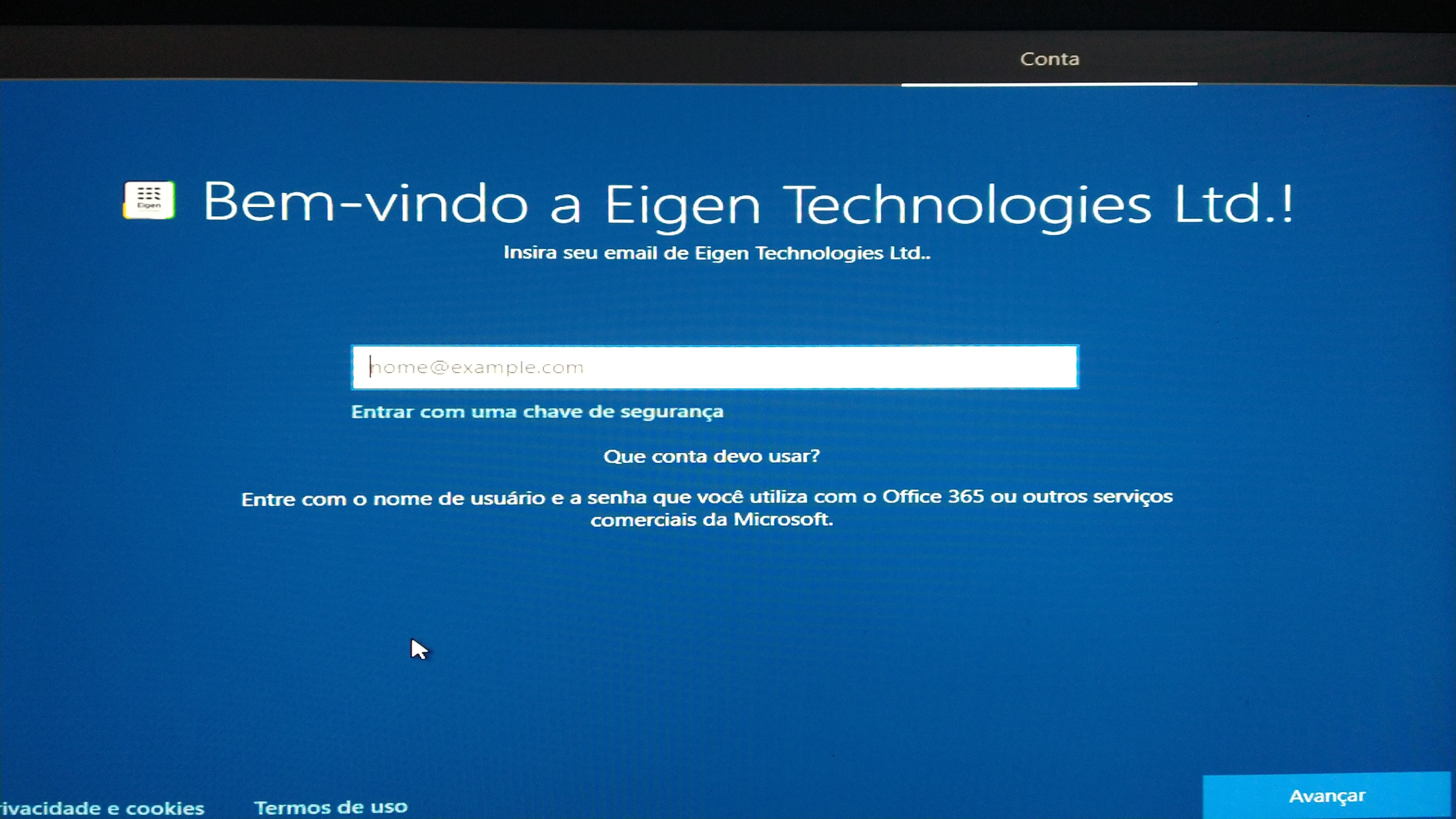 Após formatar o meu computador, ao invés de pedir o login com a conta da  Microsoft, ele fica pedindo pra eu logar com uma conta da eigen  technologies. Alguém sabe como resolver