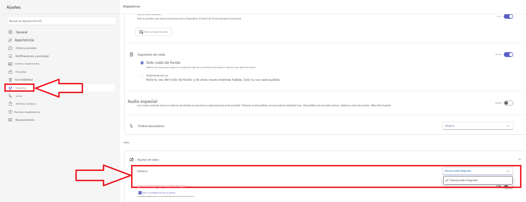 AjustesBuscar en Ajustes (Ctrl+F)GeneralSincronizar botones del dispositivoEsto te permite usar todos los botones de tu dispositivo. El botón de Teams siempre funcionará.Hacer una llamada de pruebaAparienciaChats y canalesNotificaciones y actividadCuentas y organizacionesPrivacidadAccesibilidadDispositivosLlamadasArchivos y enlacesPermisos de aplicacionesReconocimientoDispositivosSupresión de ruidoSolo ruido de fondoHabilita esta opción para mejorar la calidad del audio de tu micrófono eliminando el ruido de fondo. Más informaciónAislamiento de vozAísla tu voz del ruido de fondo y de otras voces mientras hablas. Solo tu voz será audible.Audio espacialLas voces sonarán como si vinieran de donde se encuentra cada persona en la pantalla. Todavía no disponible con auriculares inalámbricos. Disponible con el modo Juntos, Galería y vista de orador. Más informaciónVídeoTimbre secundarioNingunoCámara web integradaAjustes de vídeoCámaraAjustar automáticamente los controles de esquinaAbrir la configuración de la cámaraEs posible que algunos ajustes no estén disponibles para todos los tipos de cámara.Cámara web integradaActivadoActivadoApagado